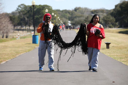 她如今嫁给了一名来自肯尼亚的发型设计师Emmanuel