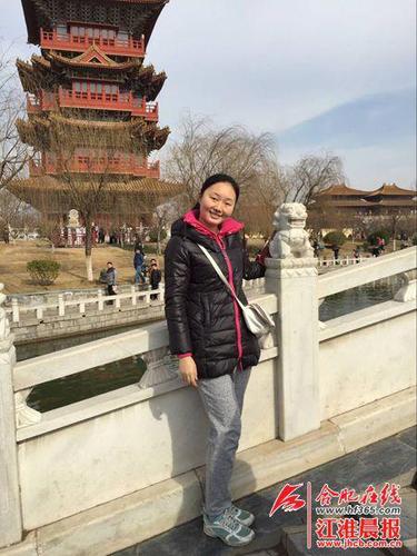 临近毕业，当大多数大学生还在为考研、找工作而努力时，安徽大学化学化工学院2012级的“美女学霸”王一茗，已经陆续收到12所美国名校的博士录取通知书，这其中，就有全美排名第六的UIUC大学?？杀鹨晕把О浴敝换崴蓝潦?，这位22岁的“美女学霸”除了爱泡在实验室，休闲时最爱的还是“看美剧”。