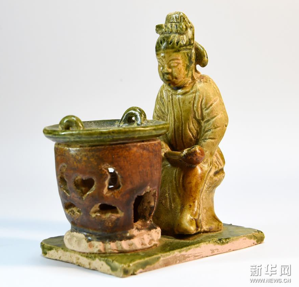 这是陆羽煮茶三彩器（3月18日摄）。新华社记者 李博 摄