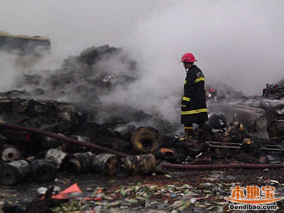 高速5车连撞起火2