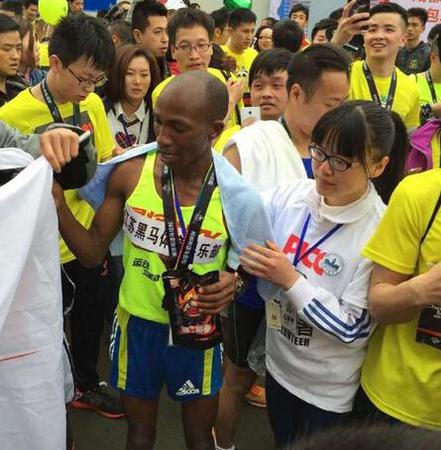 成都双遗马拉松开跑 “熊猫”跑友现场求婚