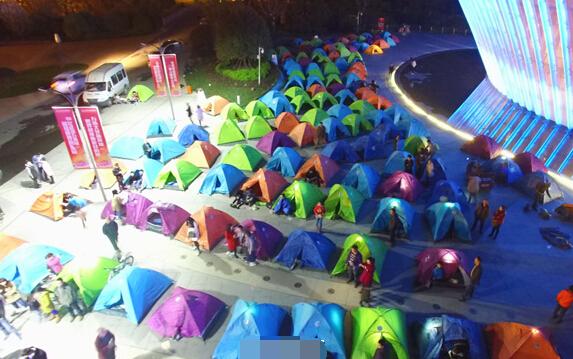 成都双遗马拉松开跑 “熊猫”跑友现场求婚