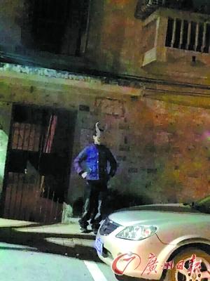 男孩戴纸皮恐怖面具出门吓人 30分钟就被抓(图)