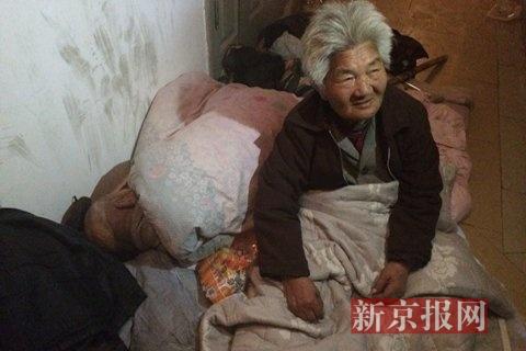 海淀夜宿楼道两老人 今晨已进屋(图)