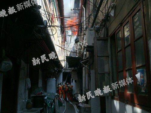 上海热河路一民宅起火 附近幼儿园紧急疏散