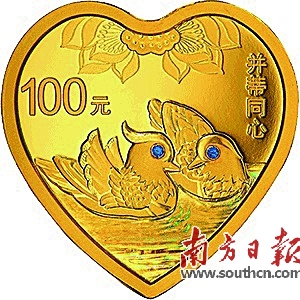 “并蒂同心”精制金币。资料图片 