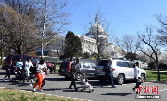 当地时间3月28日下午，一名枪手携枪进入华盛顿国会山，并拔枪指向当值警察。国会山警察将其击伤并逮捕，另有一名女性被弹片所伤。警方称该案与恐怖袭击无关。枪击事件发生后，白宫与国会一度被采取封锁措施。<a target='_blank' href='http://www.chinanews.com/'>中新社</a>记者 张蔚然 摄