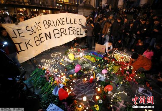 当地时间2016年3月22日，比利时布鲁塞尔，民众悼念恐怖袭击的遇难者。