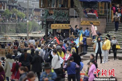 古城内沱江泛舟依旧火爆?！⊙罨?摄