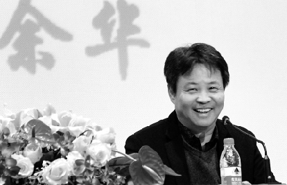 余华作讲座时风趣而幽默。图片来源：钱江晚报 俞跃 摄