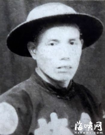 高天明翻看父亲高依贱当民间救火会员时的照片