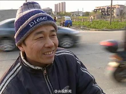 女子驾车失控冲入河中“铁锤哥”砸车救人（图）