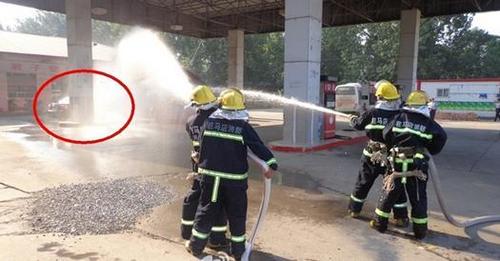 携女加油站自焚（网络配图）