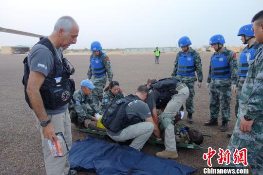 抢救小组紧急开辟“空中救护走廊”转运受伤维和官兵?！≌盘?摄