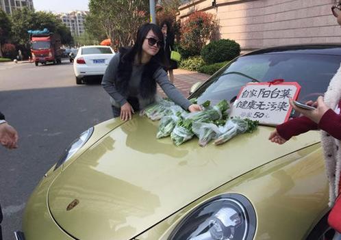 开保时捷卖菜走红
