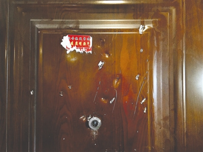 大学生情侣给“饿了么”商户差评遭砍门毁锁（图）