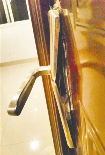 房门上多处被破坏的痕迹清晰可见 摄影记者 张士博