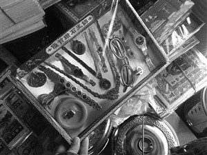 奇葩祭祀用品亮瞎眼：金条金卡还有土地使用证