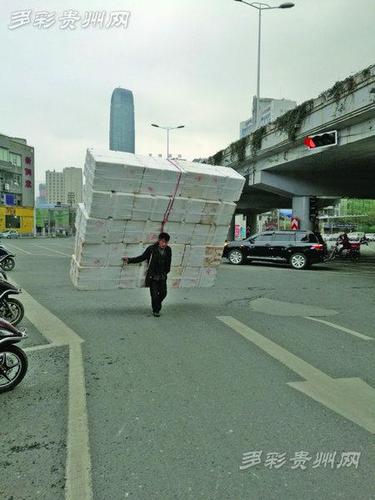 男子背“一堵墙”横穿马路 交警教育批评(图)
