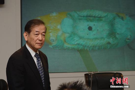 　　　3月28日，牟田口章人发表演讲，介绍捐赠的辽代文物与历史研究。当日，日本帝塚山大学文化创造学科教授牟田口章人在呼和浩特，向内蒙古博物院捐赠了辽代文物“双鱼形琉璃釉建筑构件”。据悉，该文物是他在日本自己出资购得，同时他还代友人捐助了辽代历史研究文献。中新社记者 刘文华 摄