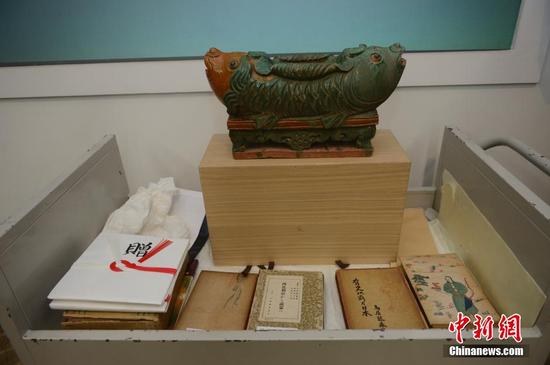 　　　3月28日，捐赠的辽代文物与辽代历史研究文献。当日，日本帝塚山大学文化创造学科教授牟田口章人在呼和浩特，向内蒙古博物院捐赠了辽代文物“双鱼形琉璃釉建筑构件”。据悉，该文物是他在日本自己出资购得，同时他还代友人捐助了辽代历史研究文献。中新社记者 刘文华 摄