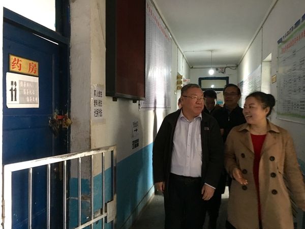 李文忠在织金县三甲街道卫生院考察基层医院设施，右为该卫生院院长王启娟。