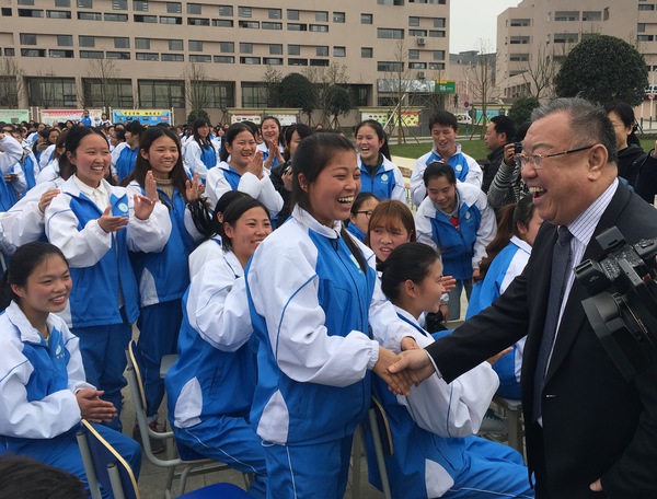 李文忠与毕节医专的同学们热情互动。