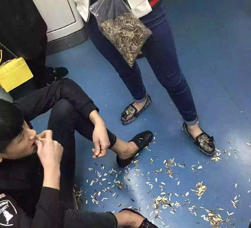 非主流地铁嗑瓜子 