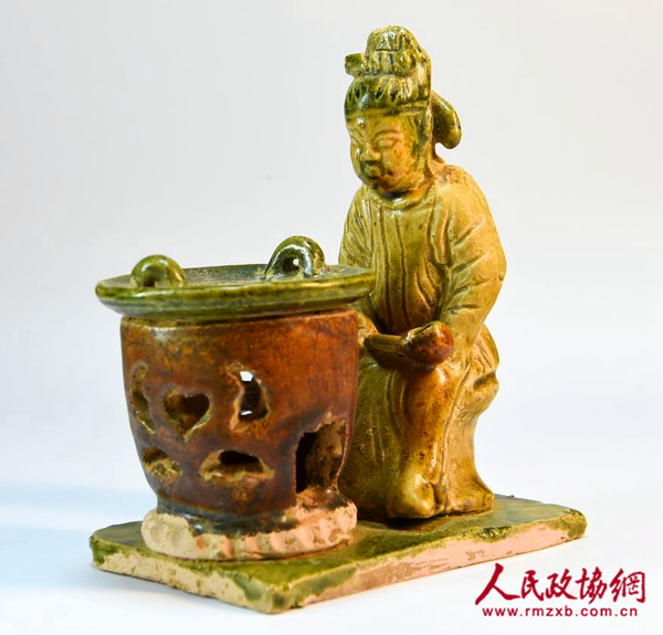 唐三彩“陆羽煮茶图”，河南巩义出土。