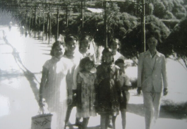 张圣奘的全家福，右一为张圣奘