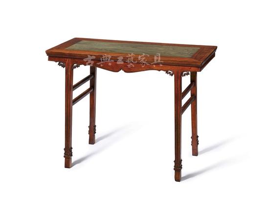 “明末黄花梨插肩榫绿纹石面酒桌”，成交价2528万港元。（图片提供：香港苏富比）