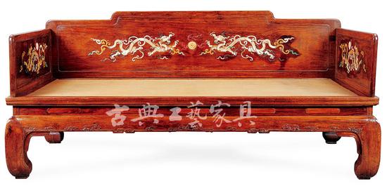 1995年“清水山房”专场拍品“明 黄花梨木百宝嵌纹罗汉床”，现藏于观复博物馆。（图片提供：北京观复博物馆）