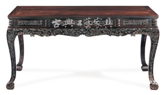 1995年古典家具第一场个人专场“清水山房”专场拍品“清康熙 紫檀高束腰大画桌”，现藏于观复博物馆。（图片提供：北京观复博物馆）