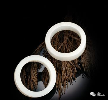 中国其他时代的玉手镯虽出现了以浅浮雕为主的装饰手法，包括元代的手镯，虽然装饰性越来越浓烈直白，但是整体的艺术效果和加工特征还是以质朴为主，这即使在少数民族风格浓郁的元朝也是如此。