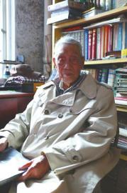 胡崇绅老人是一名老地下党员。