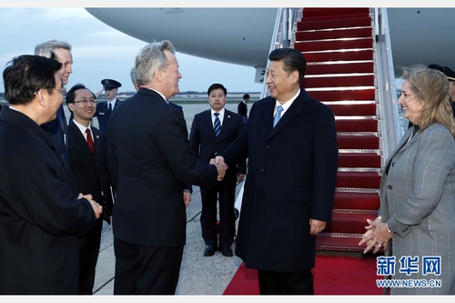 3月30日，国家主席习近平抵达美国首都华盛顿，应美国总统奥巴马邀请，出席第四届核安全峰会。美国政府高级官员到机场迎接习近平。 新华社记者 鞠鹏 摄