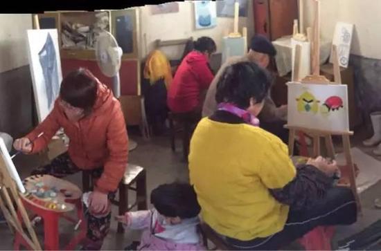 王珍风在画班学画的情形。大姐，你画的愤怒的小鸟逗谁呢？