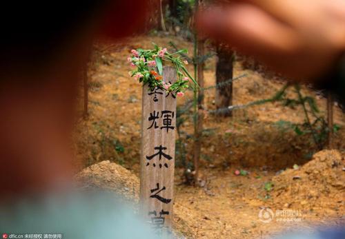 脱帽、默哀、敬礼，简单的仪式承载了官兵与警犬之间深厚的战友情谊。