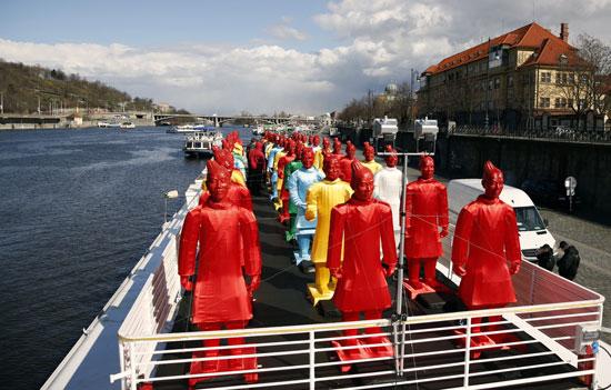 3月29日晚，北京市政府和捷克捷中友协共同在捷克首都布拉格举办“漂亮的兵马俑”——北京彩灯艺术展。记者任彦摄