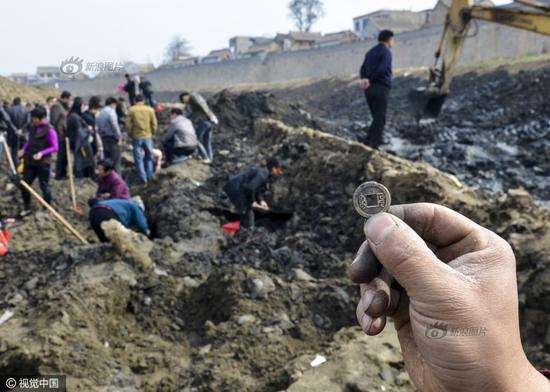 3月31日，中国大运河河南滑县段（现称卫河）卫河断流清淤，村民展示在河底挖出的乾隆通宝铜钱，背面纹饰是满文。