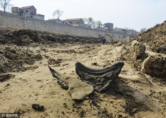3月31日，中国大运河河南滑县段（现称卫河）断流清淤，文物收藏爱好者秦大爷挖出的瓦当和野猪骨头。秦大爷介绍说，这个瓦当是明代的。这个长有獠牙的野猪骨头也是明代的。先民在河流附近抓到野猪，然后在岸边烧肉吃后扔掉的。