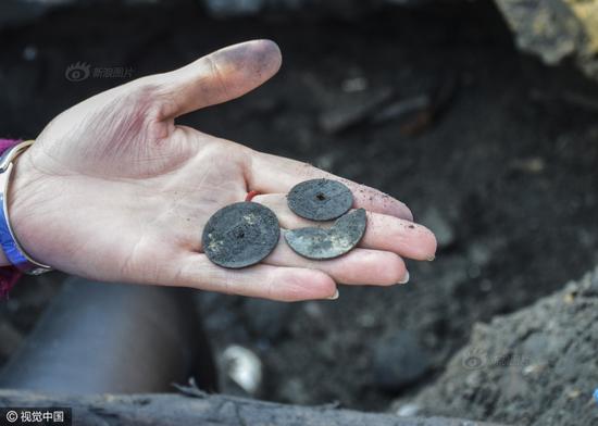 3月31日，中国大运河河南滑县段（现称卫河）卫河断流清淤，村民展示在河底挖出的乾隆通宝铜钱，背面是纹饰/满文。