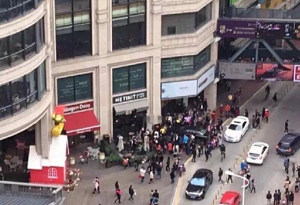 误踩油门致车失控 女司机把女路人腿部撞折