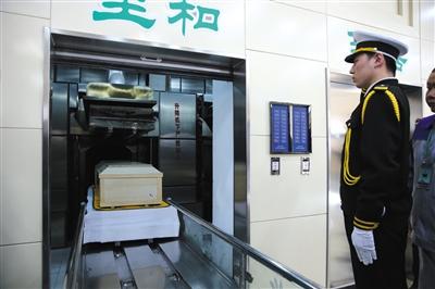 八宝山遗体整容师：为天津事故遗体整容300小时