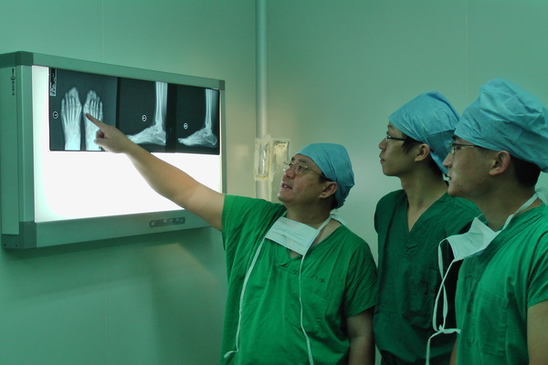 温建民（左）在教学