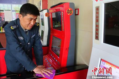 河北“保安哥”路拾18万现金狂奔500米追还失主（图）