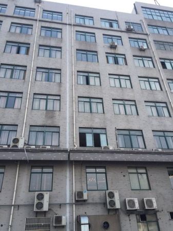 女大学生与两学弟开房后坠亡