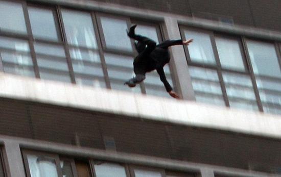 妙龄女子痛哭坠亡