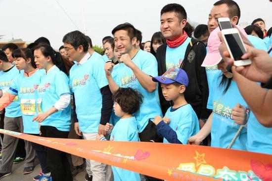 邹市明父子助力慈善跑，胖轩能吃能跑被封最萌跑者。