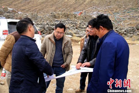 直龙寺为拉萨市最大的苯教寺庙，始建于1088年，迄今已有900多年的历史，该市已启动直龙寺遗址的考古研究工作。图为西藏自治区和拉萨市文物部门在直龙寺遗址勘测考察?！」鄙＠?摄